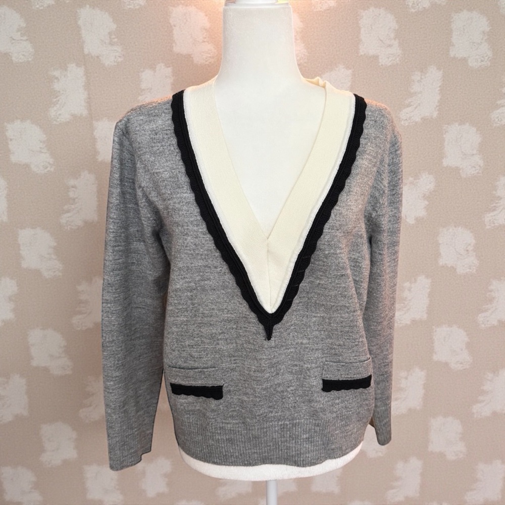 Worn once grey 🩶 v neck sweater with white and black crochet detail 🤍🖤 large